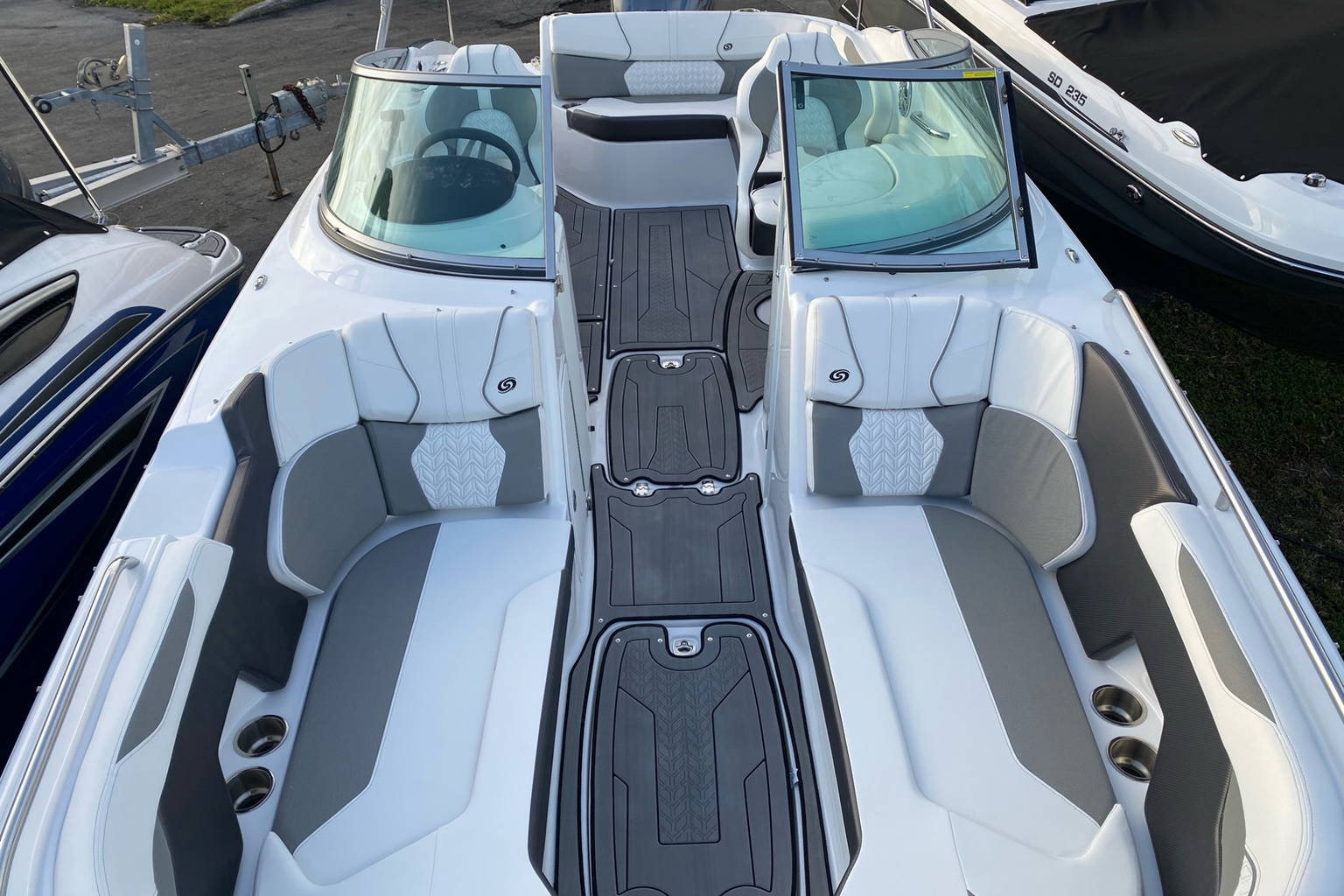New 2023 Hurricane SunDeck 2400 OB #1880 image 3
