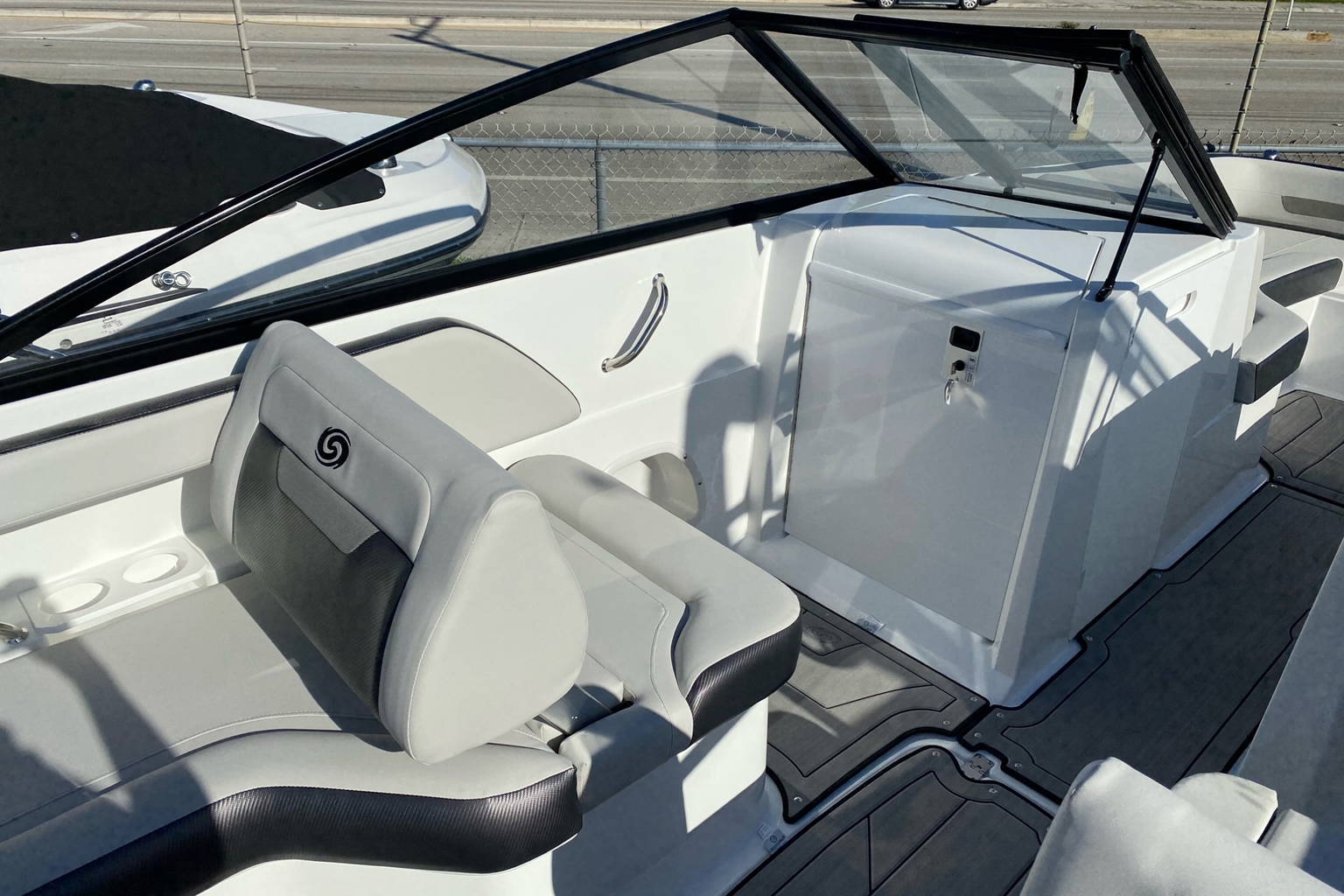 New 2023 Hurricane SunDeck 235 OB #2042 image 5