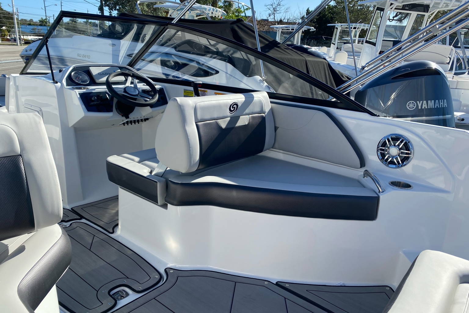 New 2023 Hurricane SunDeck 235 OB #2042 image 4