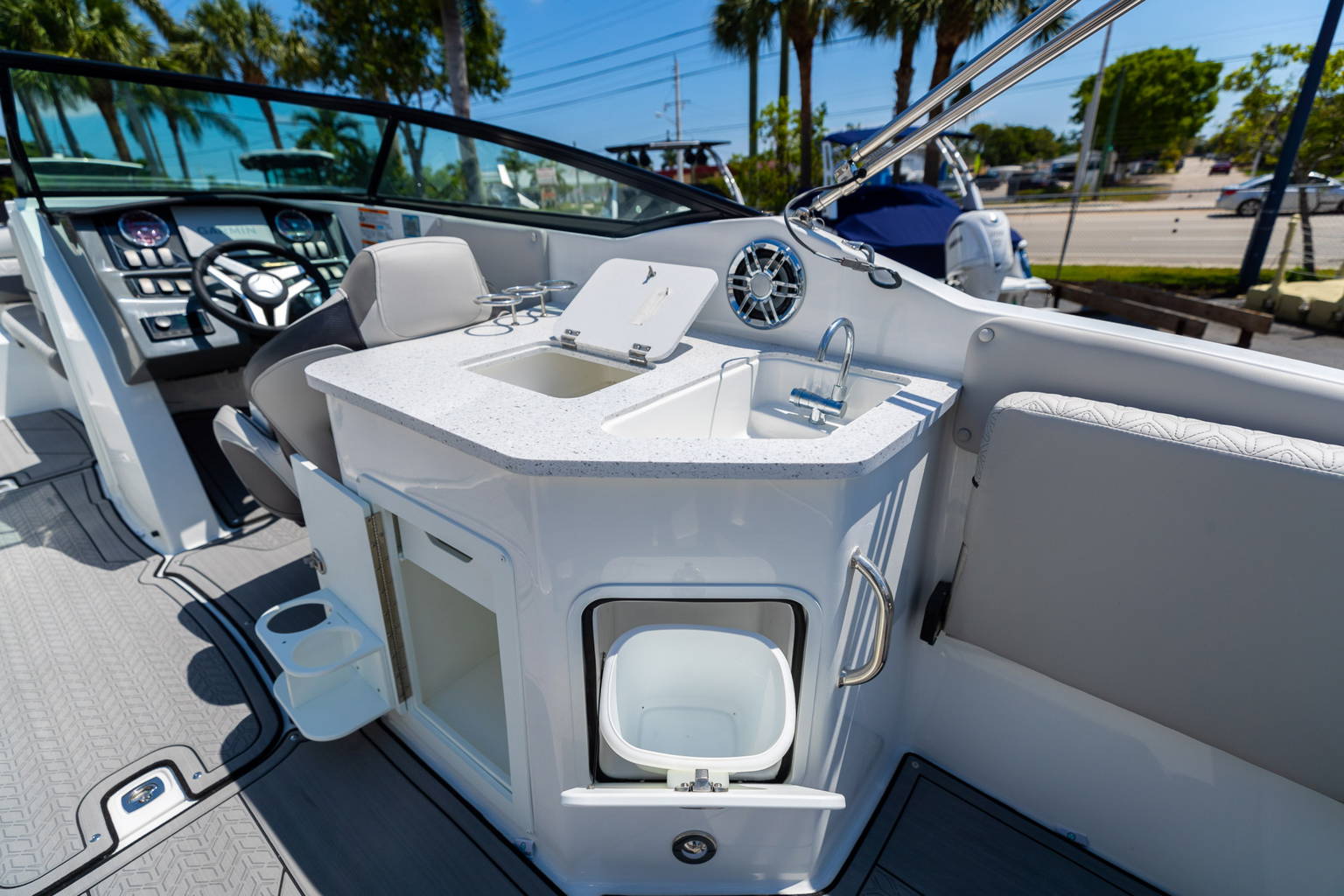 New 2023 Hurricane SunDeck 2690 OB #2034 image 16
