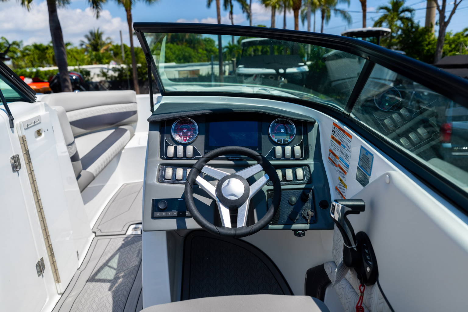 New 2023 Hurricane SunDeck 2690 OB #2034 image 17