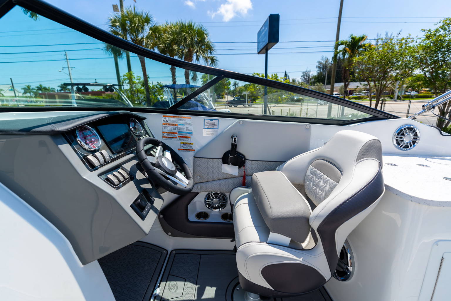 New 2023 Hurricane SunDeck 2690 OB #2034 image 19