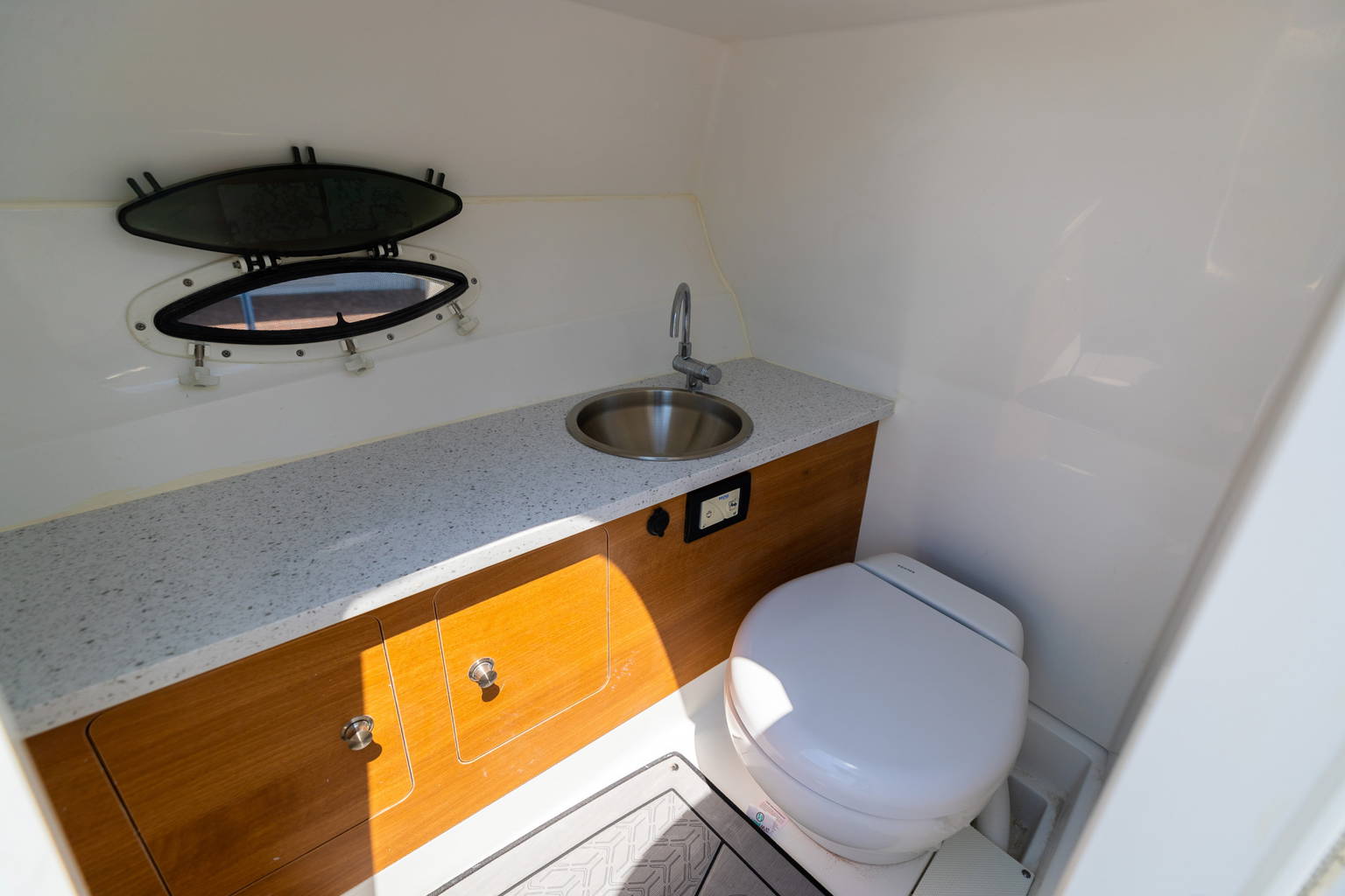New 2023 Hurricane SunDeck 2690 OB #2034 image 24
