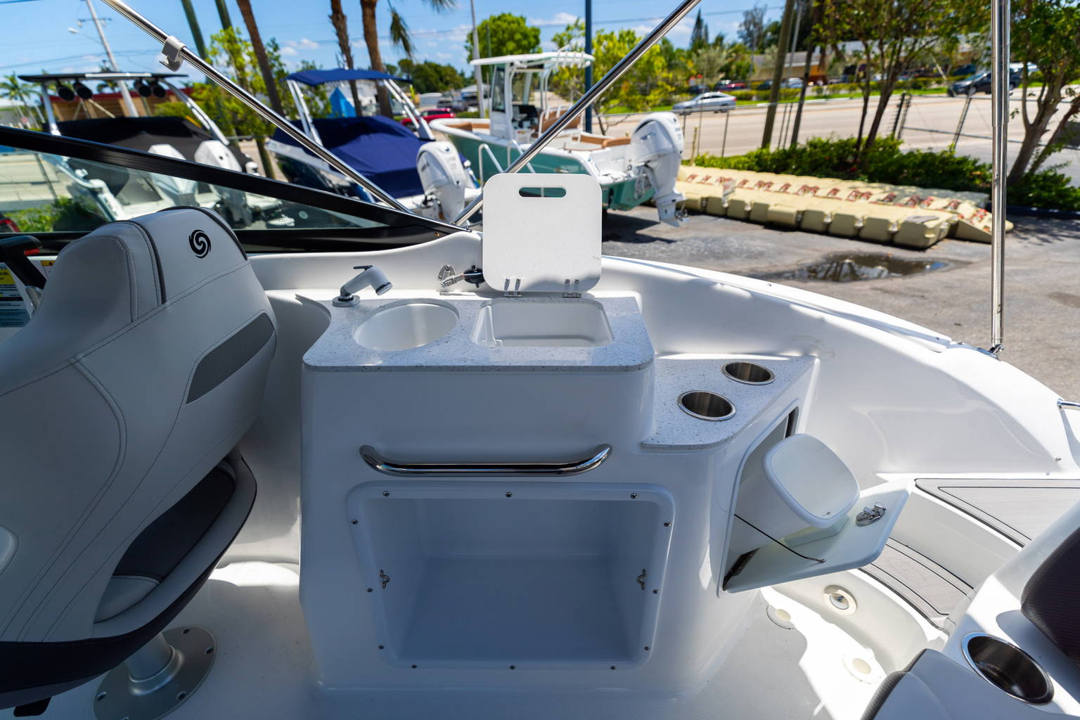 New 2023 Hurricane SunDeck 2400 OB #3285 image 13