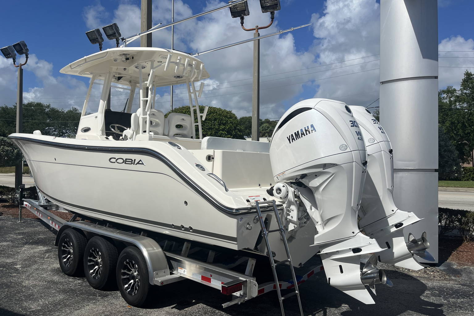 New 2023 Cobia 301 CC #Z022 image 4